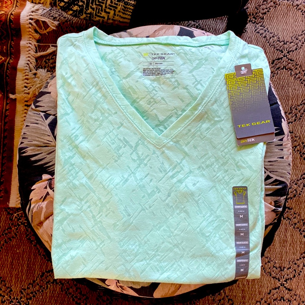 NEW WITH TAGS== Tek Gear Top Size M